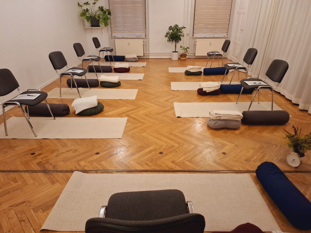 Traumeorienteret yoga